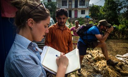 Cristina Po, voluntaria de una ONG, junto con otros cooperantes.