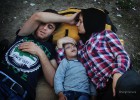 Una familia siria descansa tras haber llegado a Presevo.
