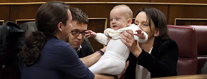 Caras nuevas, encuentros, anécdotas... y un bebé en el hemiciclo. Repasa las mejores fotos del pleno en el Congreso.