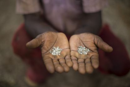 Un minero muestra los diamantes que ha conseguido en Areinha, Brasil.