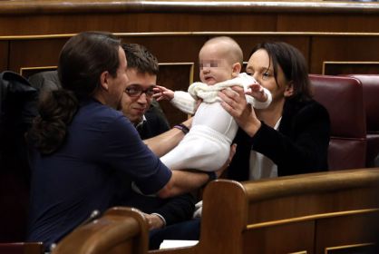 Pablo Iglesias sujeta al bebé de Carolina Bescansa.
