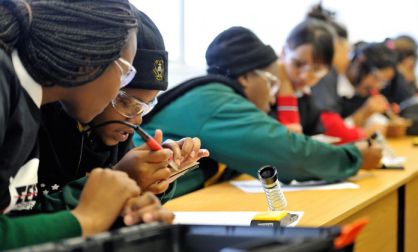 Las chicas del proyecto aprenden conceptos básicos de electrónica.