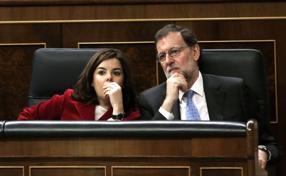 El presidente del Gobierno en funciones, Mariano Rajoy, y la vicepresidenta, Soraya Sáenz de Santamaría, durante la constitución del nuevo Congreso de los Diputados.