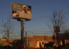 Un cartel gigante con la imagen del Papa Francisco y un mensaje que dice 