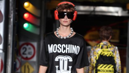 Una modelo desfila con la colecci&oacute;n de Moschino durante la Semana de la Moda de Mil&aacute;n. 