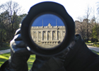 Un turista hace una foto a la fachada del Palacio Real de Madrid.