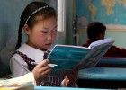 Una niña estudia en un colegio de Murun, en Mongolia, país que está desarrollando nuevos programas para mejorar su sistema educativo. 