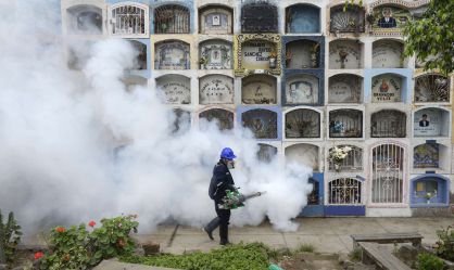 Un operario fumiga el cementerio Nueva Esperanza de Lima, Per&uacute;, para reducir la poblaci&oacute;n de mosquitos que puedan transmitir el zika.