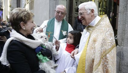El Padre &Aacute;ngel, a la derecha, en las puertas de la iglesia madrile&ntilde;a de San Ant&oacute;n el d&iacute;a del santo.&nbsp;