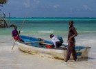 Unos turistas se dirigen en barca al restaurante The Rock de Paje en Zanzibar, Tanzania.