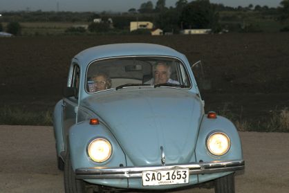 Manuela Carmena y Jos&eacute; Mujica, en Montevideo (Uruguay).