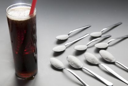Algunas bebidas de cola contienen nueve cucharillas de az&uacute;car en 330 ml.