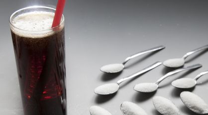 Algunas bebidas de cola tienen nueve cucharillas de azúcar por lata.
