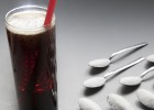 Algunas bebidas de cola contienen nueve cucharillas de az&uacute;car en 330 ml.