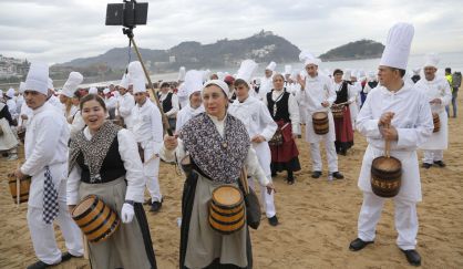 Más de cien tamborreros hoy en la playa de La Concha.