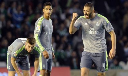 Benzema, Kroos y Varane, durante el partido.