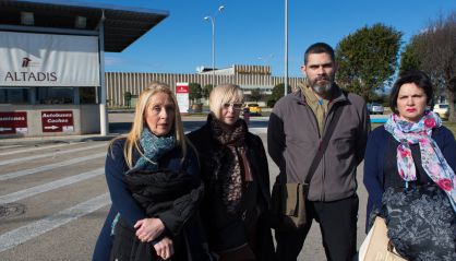 Desde la izquierda, las hermanas Magdalena y Montse Martínez, Pedro Ibarra y Nati Alcalde en la fábrica de Altadis de La Rioja.