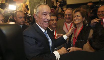 Rebelo de Sousa, felicitado por sus seguidores tras el resultado.