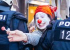 Disfraces y narices de payaso contra la xenofobia