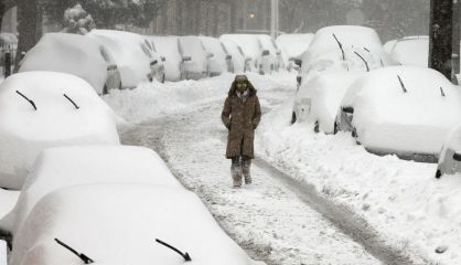 Una mujer camina por una calle nevada en Filadelfia.