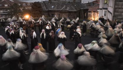 Mundaka (Bilbao) celebra su carnaval separando géneros.