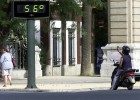 Una calle de Sevilla el 1 de agosto de 2003 con un termómetro que marca 56 grados.