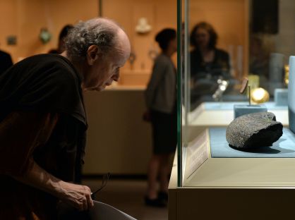 Un hombre observa inscripciones babilónicas en una exposicón itinerante de los fondos del British Museum a su paso por Nueva York.