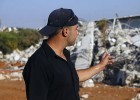 Abdallah Assaf, de 31 años, enseña los escombros de los que había sido su casa antes que los bulldozers israelís la derribaran.  