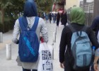 Un grupo de jóvenes mujeres pasea por Teherán.