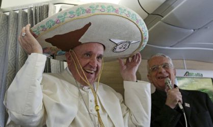 El papa Francisco posa con un sombrero mexicano en su avi&oacute;n durante su viaje a Cuba.rn 