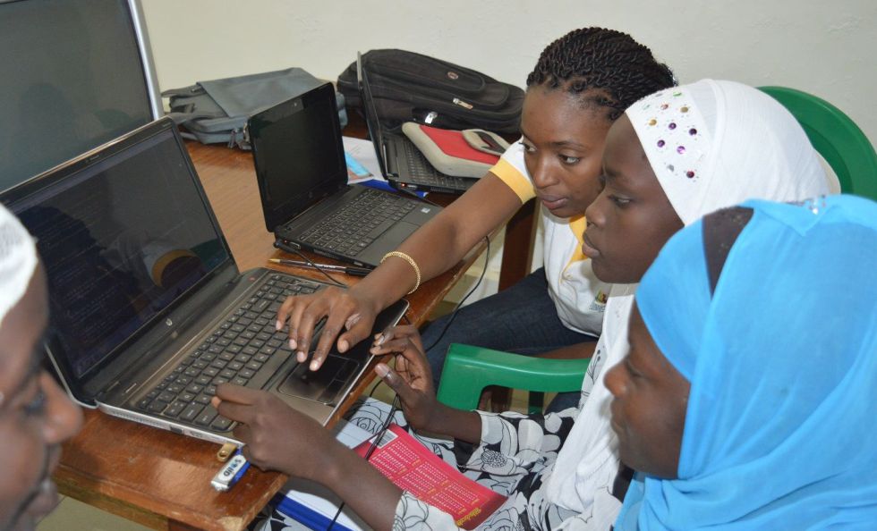 Actividades de formación en codificación para mujeres jóvenes de Jjiguène Tech Hub.