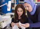 Dos trabajadoras del taller Occhiena, en Sevilla. 