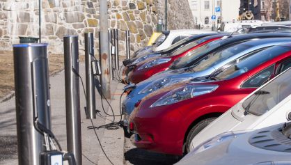 Modelos eléctricos estacionados en Oslo. 
