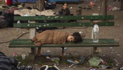 Un niño duerme en un banco del parque Bristol de Belgrado