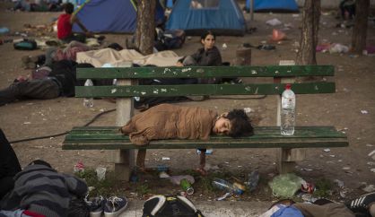 Un niño duerme en un banco del parque Bristol de Belgrado