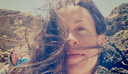 ¿Recuerdas a Alanis Morissette? Pues ahora tiene un consultorio y resuelve tus angustias