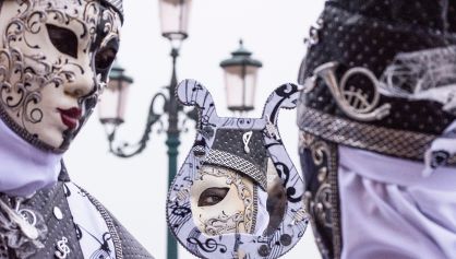  Una pareja vestidos con mascaras en la plaza de San Marcos en Venecia (Italia).
