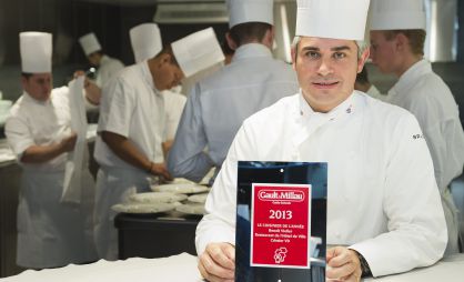 El chef suizo Benît Violier posa con el certificado de mejor restaurant de la guía Gault Millau de 2013.