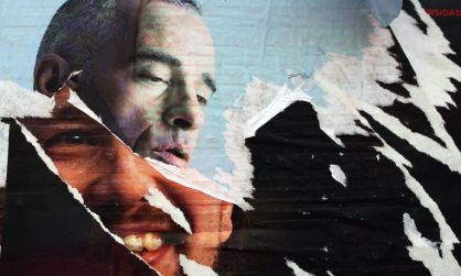 Eros Ramazzoti, cantante y gala&aacute;n italiano, le roba plano a Pablo Iglesias.