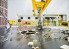 Montaje del último segmento de los 18 que componen el espejo principal del futuro telescopio espacial James Webb, en la enorme sala limpia donde se está ensamblando el observatorio en el Centro de Vuelos Espaciales Goddard, de la NASA, en Greenbelt (Maryland, EE. UU.).rn 