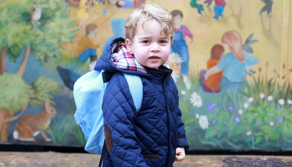El príncipe Jorge durante su primer día de clase. La foto fue tomada por su madre, Kate Middleton.