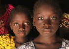 Una mujer y sus hijas en su casa en la localidad de Cambadju, en la región de Bafata (Guinea Bisau).El pueblo fue el primero en el país que renunció a practicar la ablación genital.