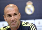 GRA170. MADRID, 06022016.- El entrenador del Real Madrid, el francés Zinedine Zidane, en rueda de prensa posterior al entrenamiento realizado hoy en la ciudad deportiva de Valdebebas, en la víspera del partido de la vigésima tercera jornada de Liga de Primera División que el conjunto blanco disputa mañana ante el Granada en el Nuevo Estadio de Los Cármenes. EFEFernando Villar
