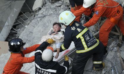 Personal de rescate auxilian a un niño en la ciudad taiwanesa de Tainan.