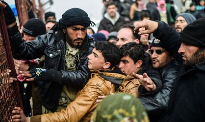 Refugiados sirios, en la frontera con Turquía.