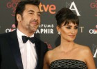 GRA520. MADRID, 06022016.- La actriz Penélope Cruz (i) y su marido, el actor Javier Bardem, a su llegada a la ceremonia de la 30 edición de los Premios Goya, que entrega la Academia de Cine, celebrada esta noche en el Hotel Auditorium de Madrid. EFEJuanjo Martín