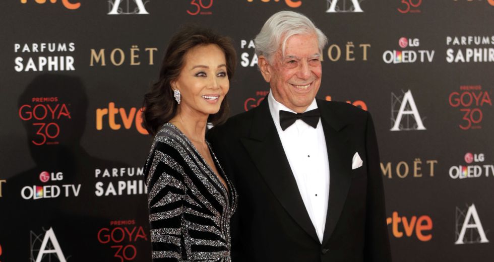 Isabel Preysler y Mario Vargas Llosa, a su llegada a la ceremonia de los Goya.