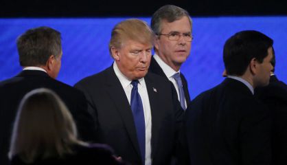 Trump entre varios de sus rivales en el debate de este sábado.