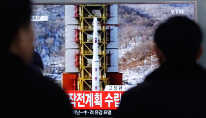 La televisión de Seúl muestra el lanzamiento del cohete norcoreano.