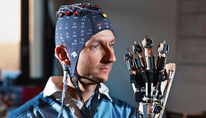 La capucha con electrodos permite mover la mano con la mente.